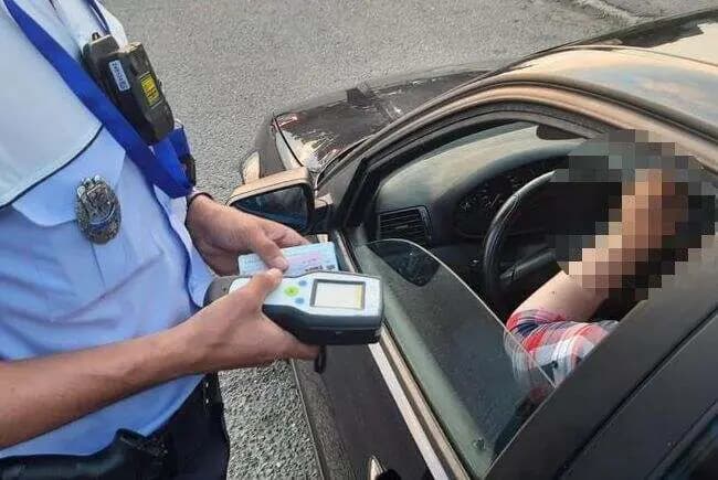 Poliția, obligată să plătească despăgubiri unui șofer lăsat fără permis după ce ar fi folosit apă de gură